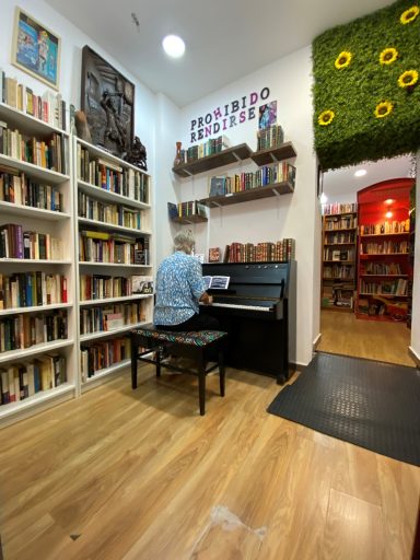 Tráfico de Libros Lavapies. Librería con Piano Madrid